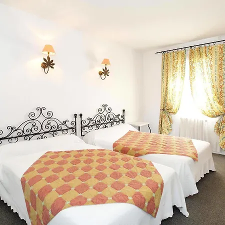 Logis - Restaurant Du Midi Hotel 3*