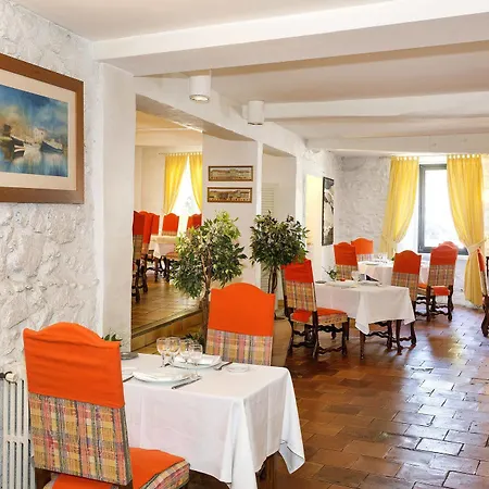 Hotel Logis - Restaurant Du Midi 3*