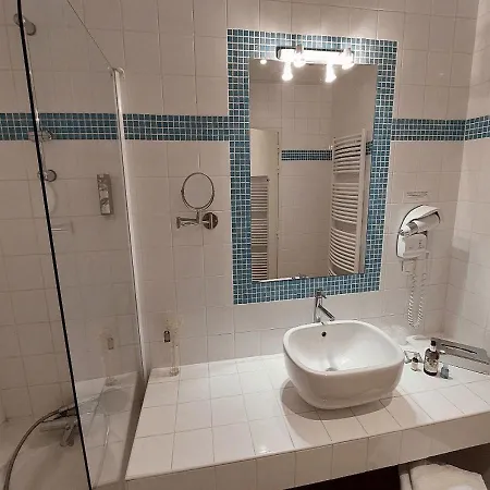 Hotel Logis - Restaurant Du Midi 3*