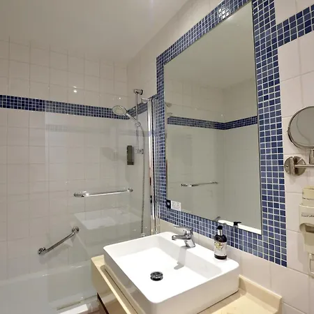 Hotel Logis - Restaurant Du Midi 3*