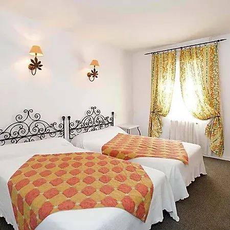 Hotel Logis - Restaurant Du Midi 3*