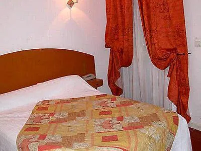 Logis - Restaurant Du Midi Hotel